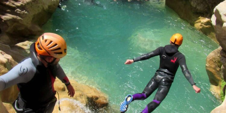 Vía ferrata y barranquismo en Huesca con Rumbo Aventura, deportes de aventura para todos los públicos