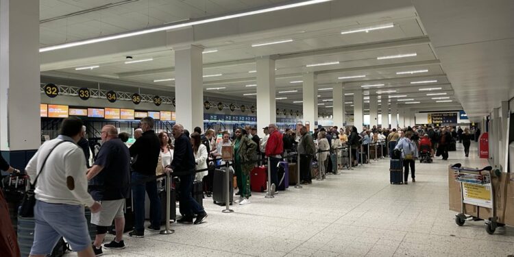 Viajes en días festivos: los retrasos en los aeropuertos se extienden hasta el lunes, ya que los viajeros se enfrentan a colas de tres horas para los vuelos