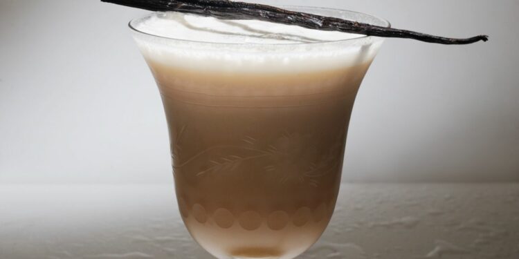 ¿Quieres un viaje al pasado? Prepara un sabroso coctel Golden Cadillac; aquí la receta