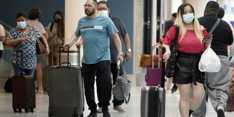 ¿Vas de viaje? Autoridades de salud de EU sugieren uso de cubrebocas en aviones, autobuses y trenes – El Financiero