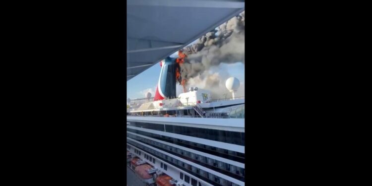 Un crucero que llevaba más de 3.000 pasajeros se incendia entre las Islas Turcas y Caicos