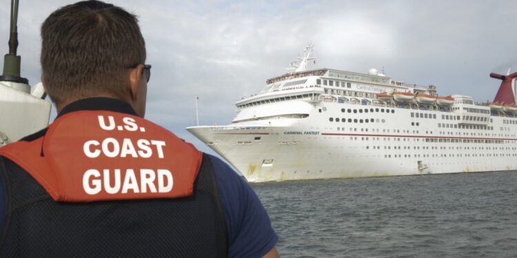 Guardia Costera de EE.UU. evacúa tripulantes quemados desde crucero en el Atlántico