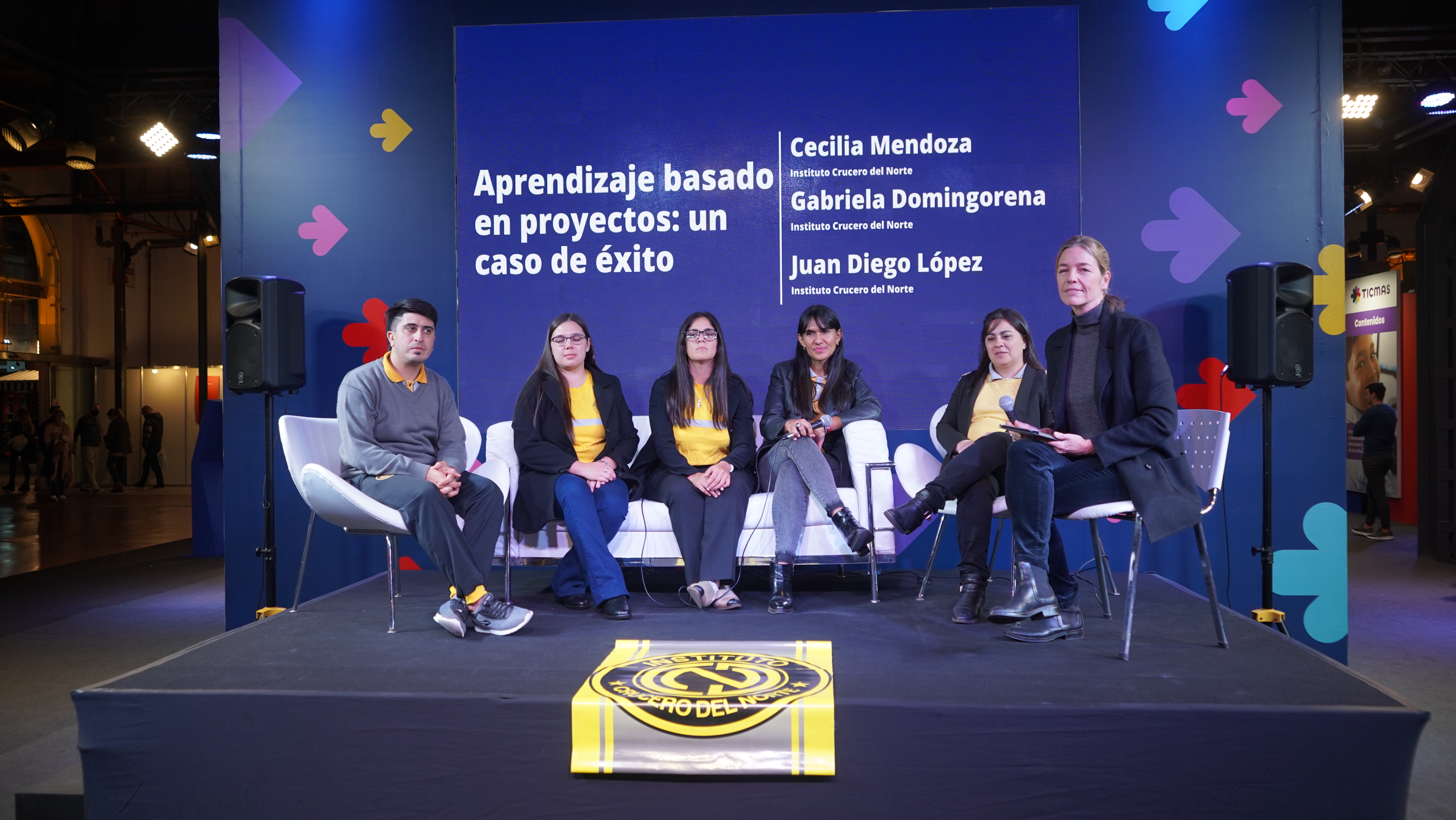 Docentes del Instituto Crucero del Norte en el auditorio de Ticmas
