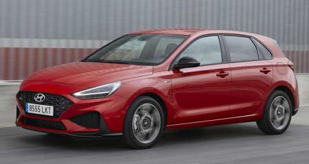 La oferta del Hyundai i30 se asocia al motor gasolina 1.0 TGDI que entrega 120 caballos de potencia y al acabado Essence