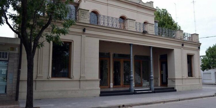 Casilda: comienza una muestra itinerante del ARA General Belgrano en el Teatro Dante