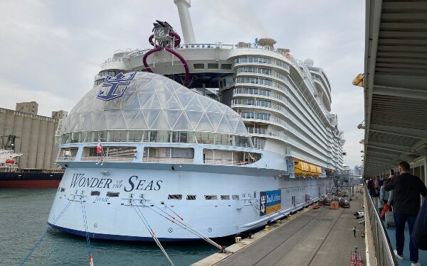 Port Barcelona recibe el crucero más grande del mundo