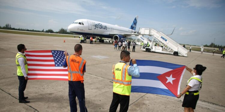EEUU flexibiliza restricciones a viajes y remesas a Cuba en medio de críticas por la Cumbre