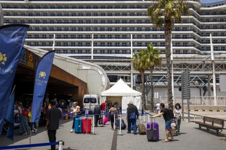 TERMINAL DE CRUCEROS EN EL PUERTO DE BARCELONA. TURISTAS A PUNTO DE SUBIR A UNO DE LOS CRUCEROS