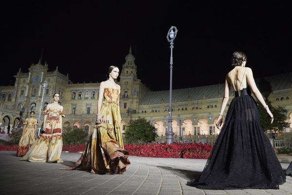 Una modelo desfila un vestido de la colección Crucero 2023 de la firma francesa Dior en en la Plaza de España, a 16 de junio de 2022, en Sevilla (Andalucía, España)
16 JUNIO 2022
Joaquin Corchero / Europa Press
16/06/2022