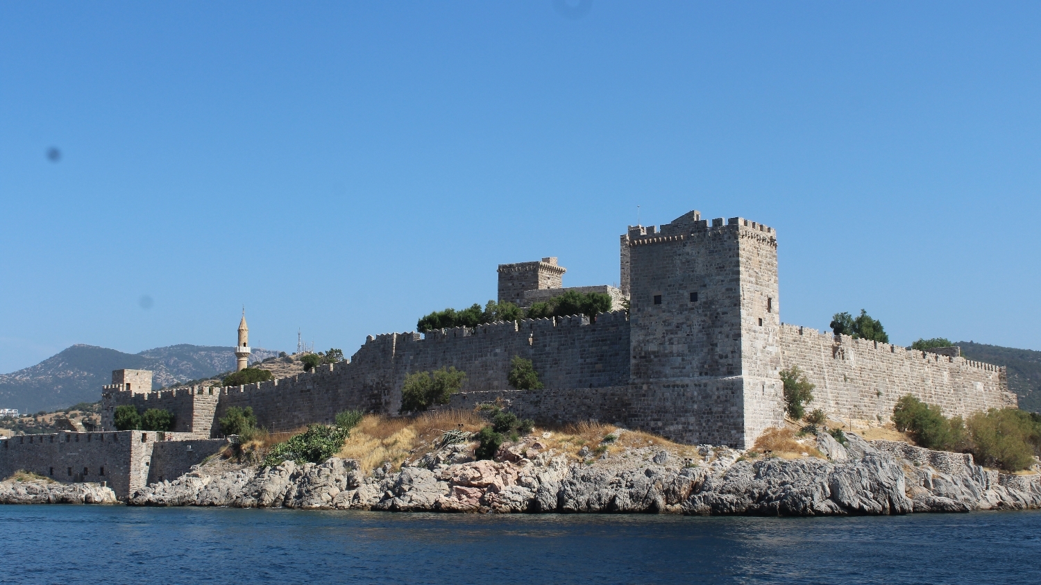 El Castillo de San Pedro de Halicarnaso de Bodrum bordeado desde la goleta.