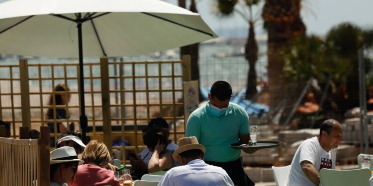 El empleo de hostelería, agencias de viajes y operadores creció un 18,3 por ciento en mayo en la Región de Murcia