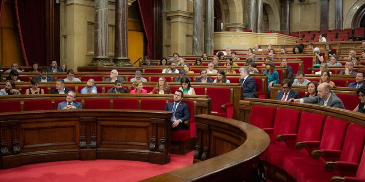 El Parlament pide un impuesto sobre grandes embarcaciones y rechaza limitar la llegada de cruceros