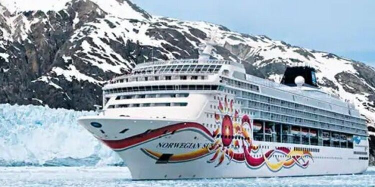 Alaska: el crucero Norwegian Sun con 3000 personas a bordo chocó contra un iceberg