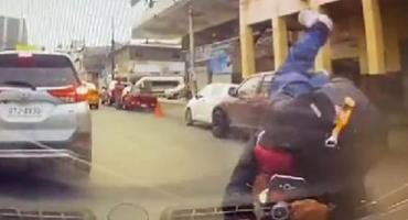 Video impactante: vio como un ladrón escapaba tras cometer un robo y lo atropelló
