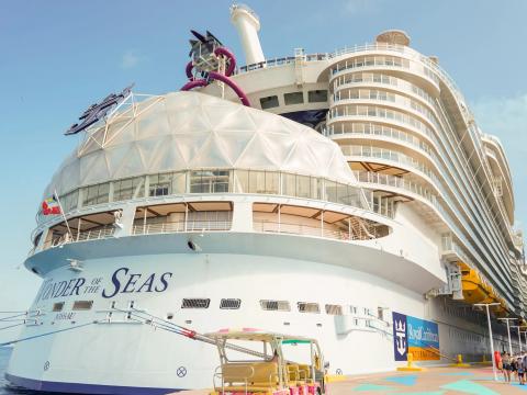 El Wonder of the Seas de Royal Caribbean atracado en la isla privada de la naviera.