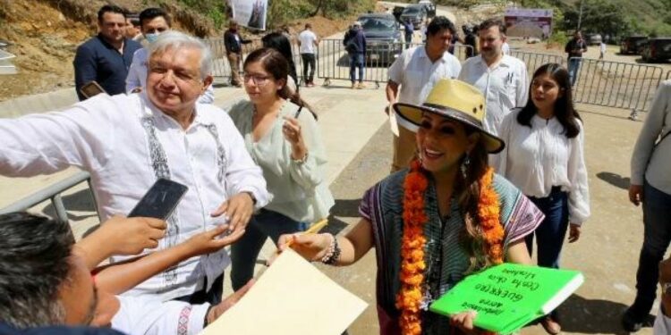 AMLO y Evelyn Salgado supervisan avances del programa de pavimentación de caminos artesanales en la Montaña de Guerrero