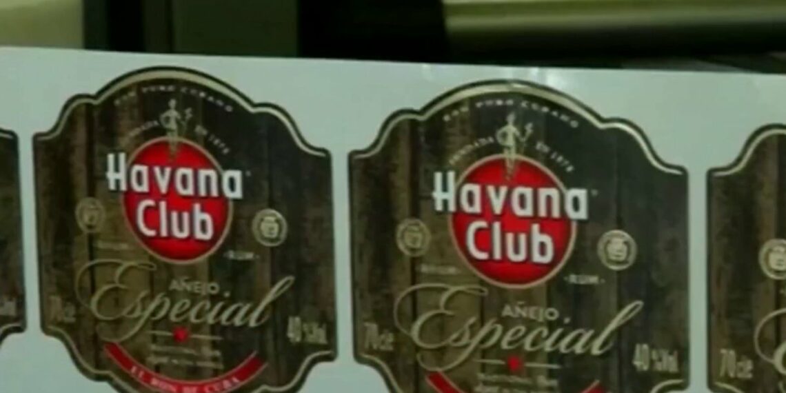 Aduana confiscando tabacos y licores a viajeros desde Cuba en el MIA – Telemundo Miami (51)