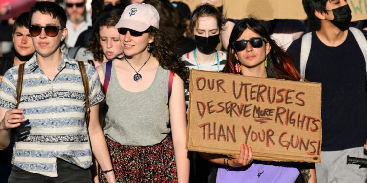 Cientos de personas marchan en contra de la decisión de la Suprema Corte.