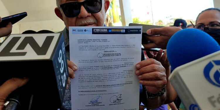 Alcalde de Mazatlán dice que no tiene porqué rendir cuentas a nadie por sus viajes