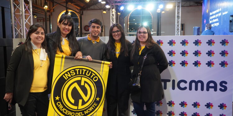 Docentes del Instituto Crucero del Norte en el auditorio de Ticmas
