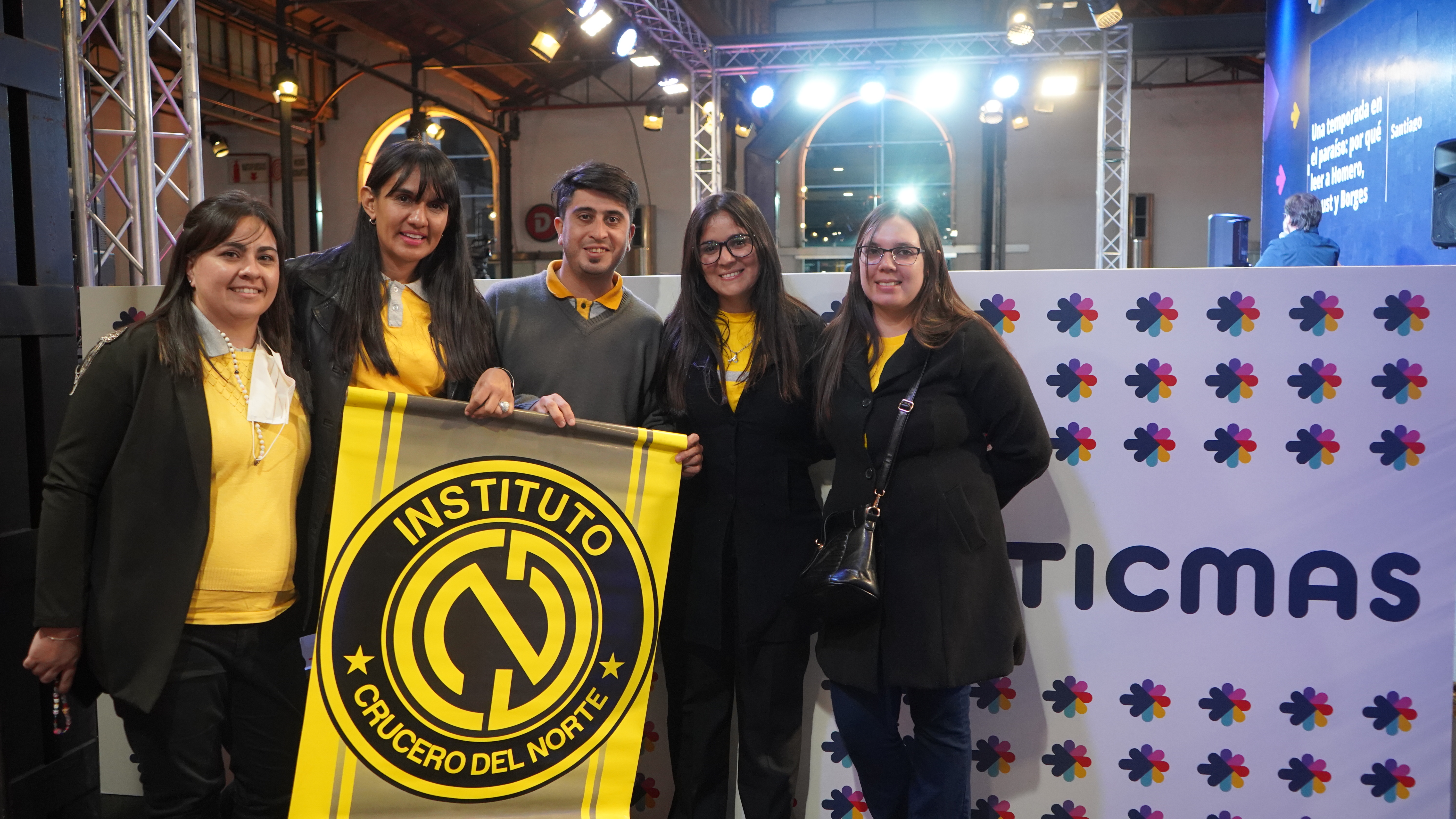 Docentes del Instituto Crucero del Norte en el auditorio de Ticmas