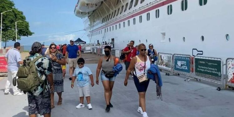 Arriba el Carnival Panorama a Vallarta con casi 6 mil pasajeros y tripula