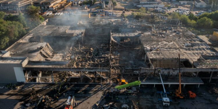 Aumentan a 18 los muertos en el ataque al centro comercial en Kremenchuk
