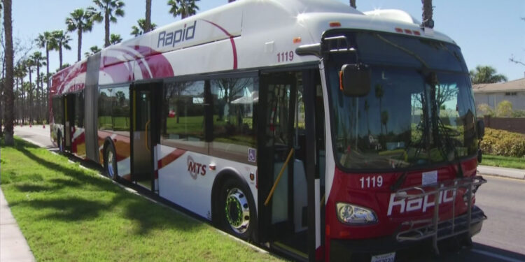 Autobuses en San Diego ahora podrán conducir en el acotamiento de autopistas del sur de California – Telemundo San Diego (20)