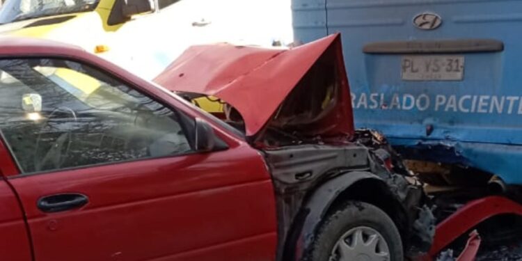Automóvil colisionó por alcance a mini bus que transportaba a pacientes dializados en Crucero
