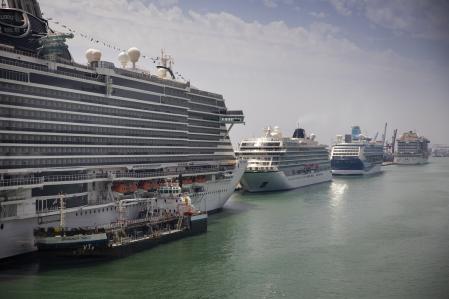 TERMINAL DE CRUCEROS EN EL PUERTO DE BARCELONA