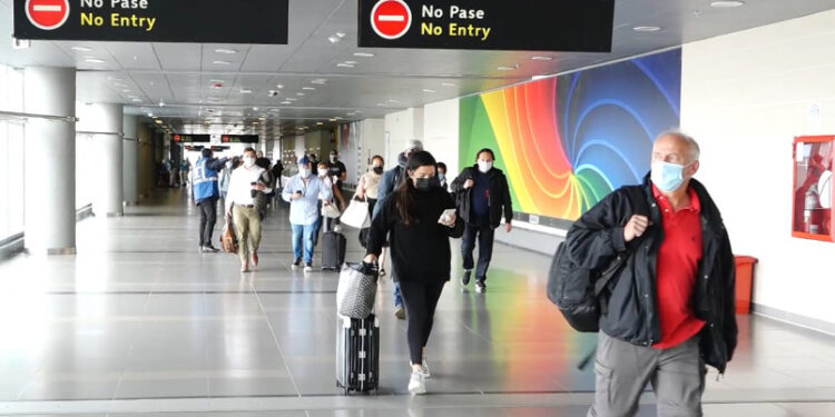 Pasajeros en tránsito en un aeropuerto.