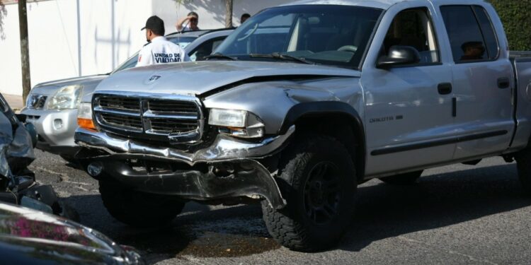 Chocan 2 autos en transitado crucero de Los Mochis, Sinaloa