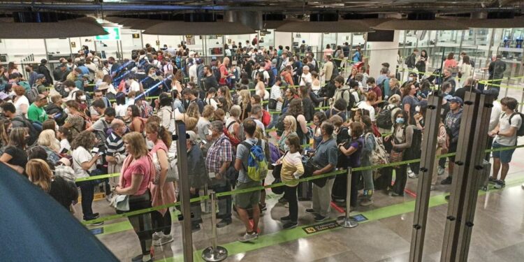 Colapso en los aeropuertos de Europa: la falta de personal y controles más estrictos para los viajeros británicos provocan largas colas y retrasos | Economía