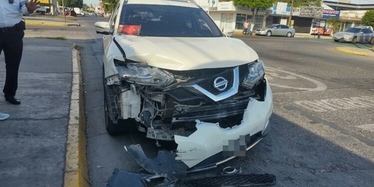 Conductora se pasa alto y causa choque en crucero de Los Mochis