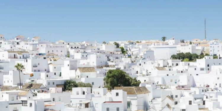 Pueblo de Vejer visto desde lejos, con todas las casas pintadas de blanco