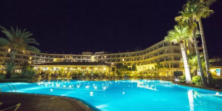 Piscina del Valentín Son Bou Hotel & Apartments, alojamiento que ofrece El Corte Inglés en Menorca