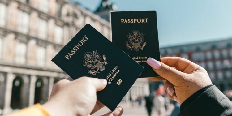 Consejos para reservar tus vacaciones por Internet: cómo encontrar los billetes y alojamientos más baratos
