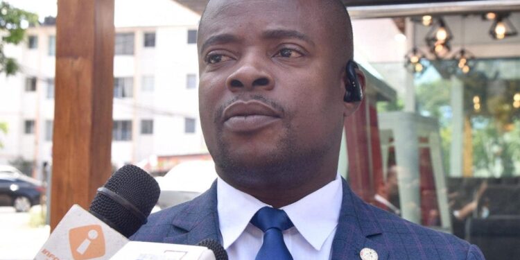 Cónsul Haití dice no trafica documentos; pide paz en negocios