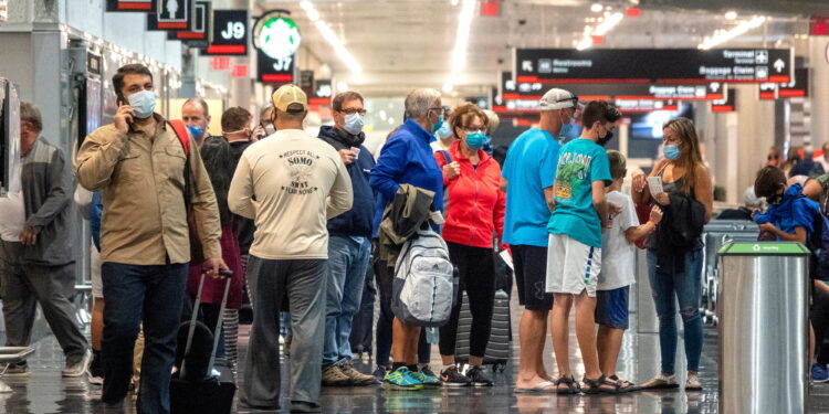 Vista de pasajeros en un aeropuerto. (Foto: Archivo/EFE/Cristobal Herrera-Ulashkevich)