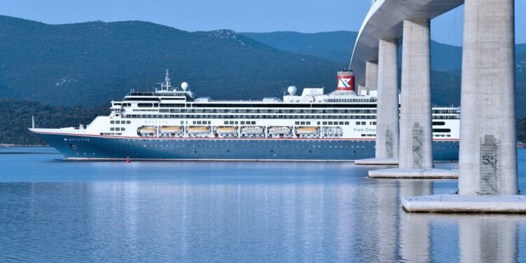 Croacia: Un crucero pasa por debajo del puente de Peljesac