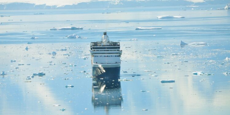 Crucero chocó contra iceberg en Alaska y en las redes recordaron al Titanic