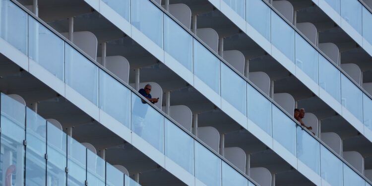 Crucero rescata a 16 personas a bordo de pequeño barco en peligro frente a Cuba