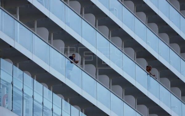 Crucero rescata a 16 personas a bordo de un barco en peligro frente a Cuba