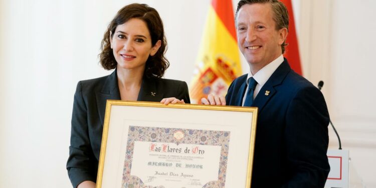 La presidenta con el diploma