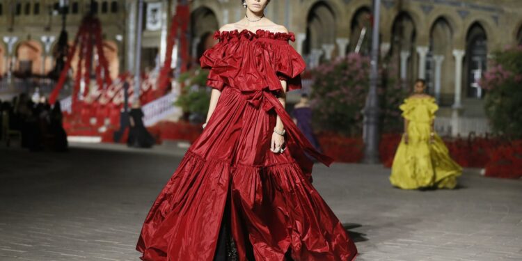 Modelos de Dior, durante la presentación en la Plaza de España de Sevilla de su colección 'Crucero 2023', diseñada por Maria Grazia Chiuri.