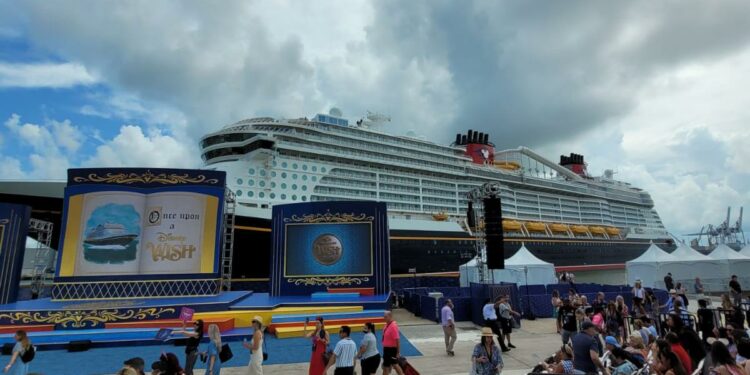 Disney Wish es bautizado y comienza recorrido especial desde Puerto Cañaveral