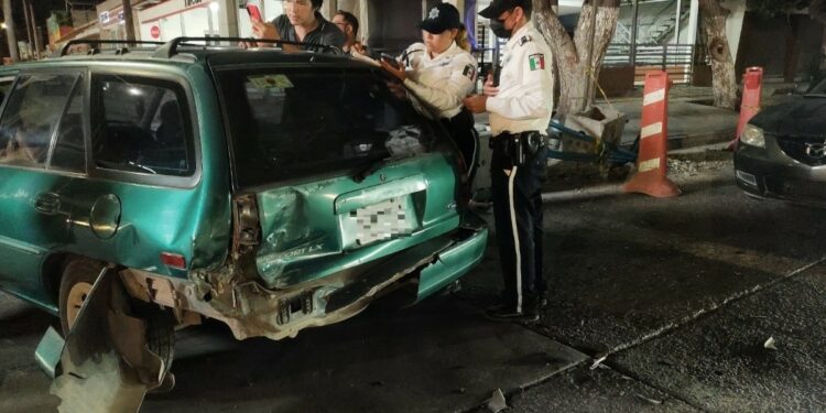 Dos autos chocan en transitado cruce de Los Mochis, Sinaloa
