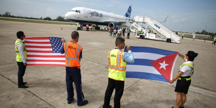 EEUU flexibiliza restricciones a viajes y remesas a Cuba en medio de críticas por la Cumbre