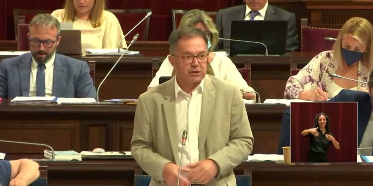 El Plan General de Puertos regulará el fondeo de cruceros en Ciutadella