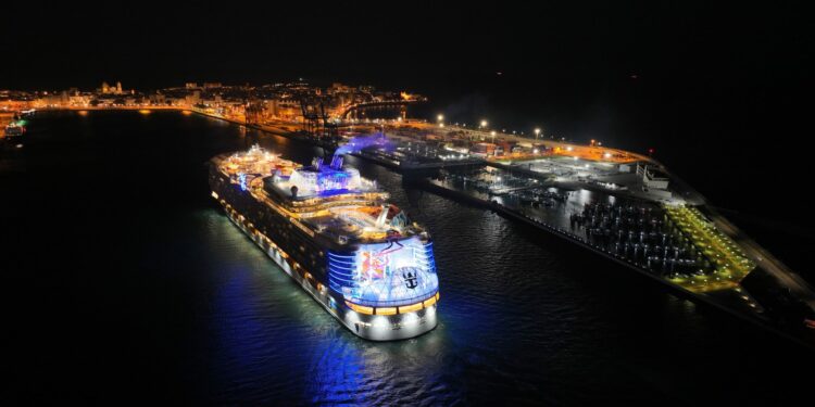 El Puerto de Cádiz será el primero español en ofrecer conexión eléctrica a los cruceros